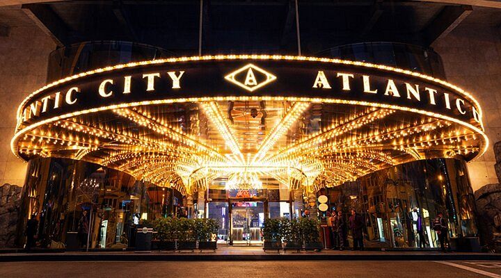 Marquesina iluminada de la entrada de Atlantic City por la noche
