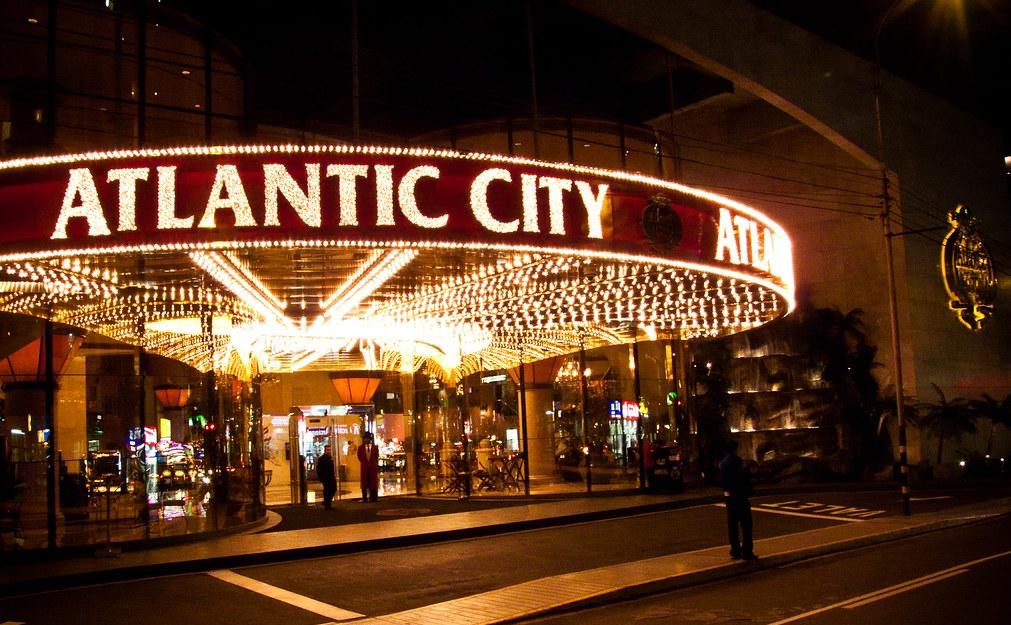 Marquesina iluminada de Atlantic City en la fachada del casino de noche