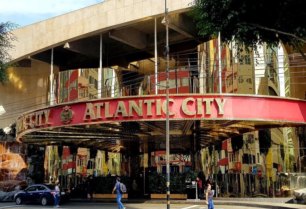 Fachada de Atlantic City en Miraflores, Lima, durante el día