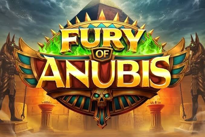 Logotipo dorado de Fury of Anubis entre dos estatuas de Anubis y una pirámide