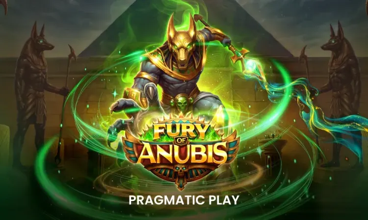 Anubis dorado sobre el logotipo de Fury of Anubis con energía verde y pirámides al fondo